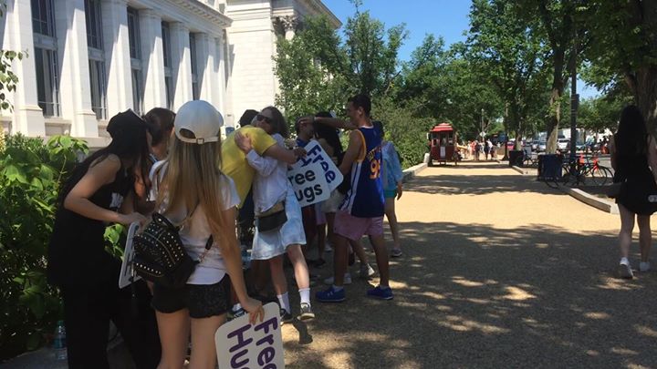 Free Hugs on the Smithsonian National Mall (Washington, DC)